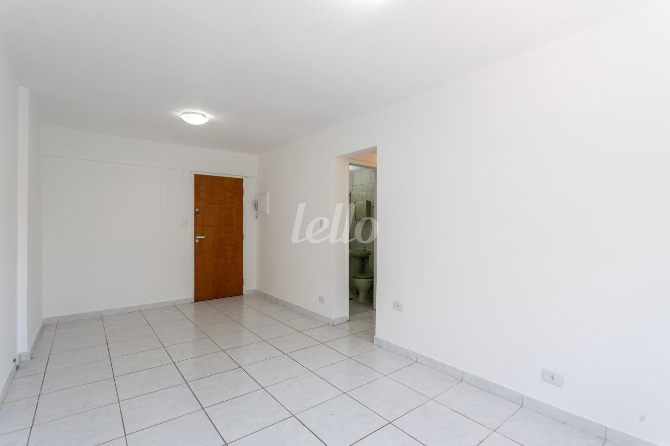 SALA/ DORMITORIO de Apartamento para alugar, Padrão com 28 m², 1 quarto e em Bela Vista - São Paulo