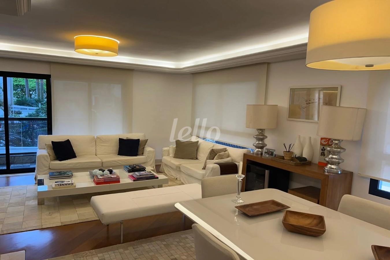 LIVING de Apartamento à venda, Padrão com 170 m², 3 quartos e 3 vagas em Indianópolis - São Paulo