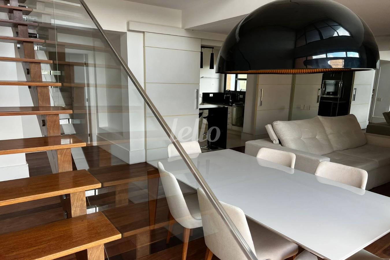 LIVING de Apartamento à venda, Duplex com 140 m², 2 quartos e 2 vagas em Pinheiros - São Paulo