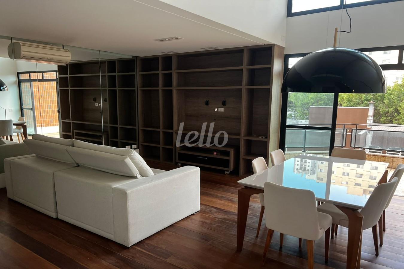 LIVING de Apartamento à venda, Duplex com 140 m², 2 quartos e 2 vagas em Pinheiros - São Paulo