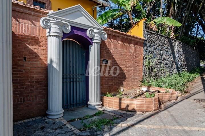 FACHADA de Casa à venda, sobrado com 190 m², 6 quartos e 2 vagas em Pinheiros - São Paulo