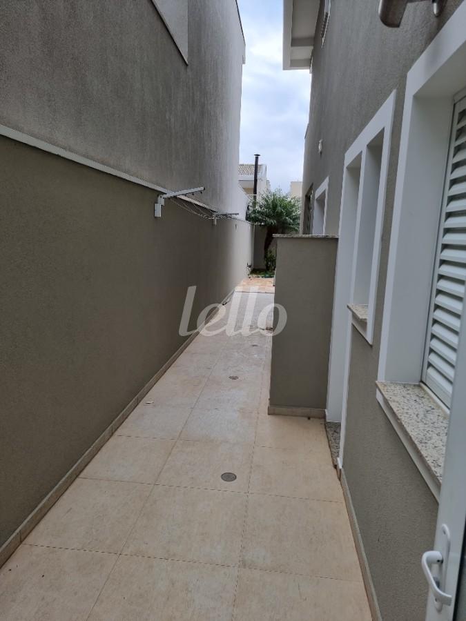 CORREDOR LATERAL de Casa para alugar, em condomínio - sobrado com 280 m², 3 quartos e 4 vagas em Swiss Park - Campinas