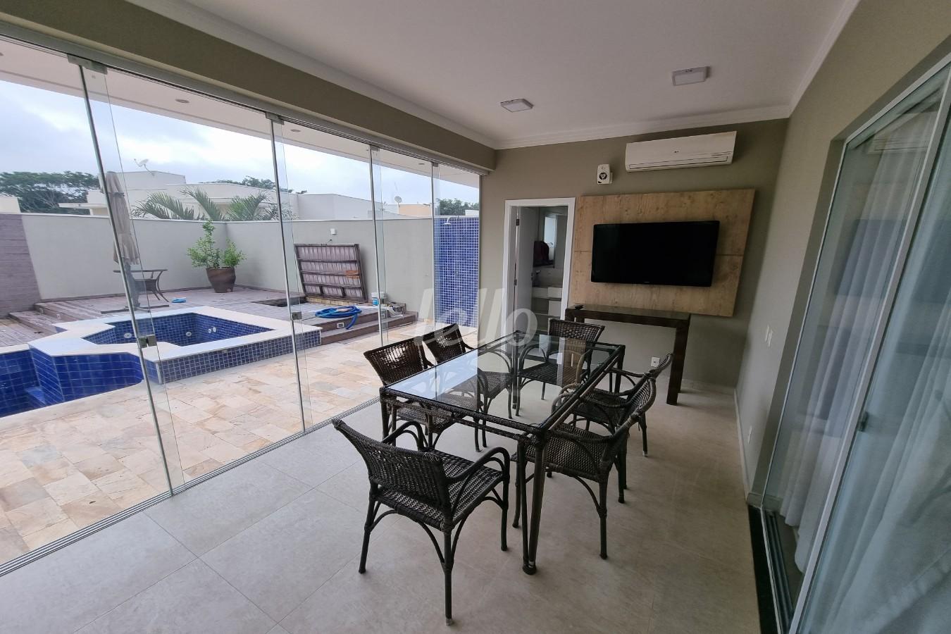 AREA GOURMET COM VISTA PARA PISCINAS de Casa para alugar, em condomínio - sobrado com 280 m², 3 quartos e 4 vagas em Swiss Park - Campinas