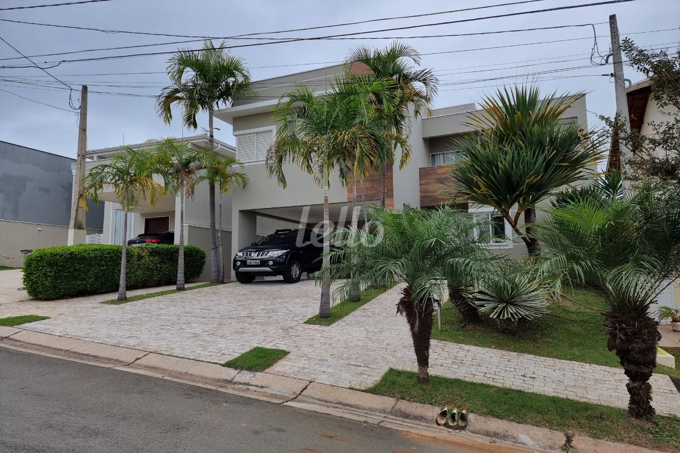 FACHADA COM PAISAGISMO de Casa para alugar, em condomínio - sobrado com 280 m², 3 quartos e 4 vagas em Swiss Park - Campinas