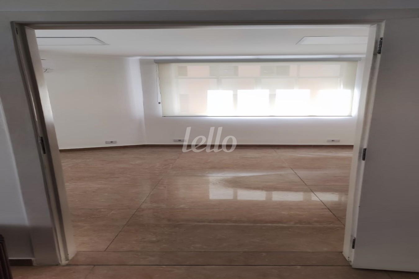 SALA de Sala / Conjunto para alugar, Padrão com 43 m², e em República - São Paulo