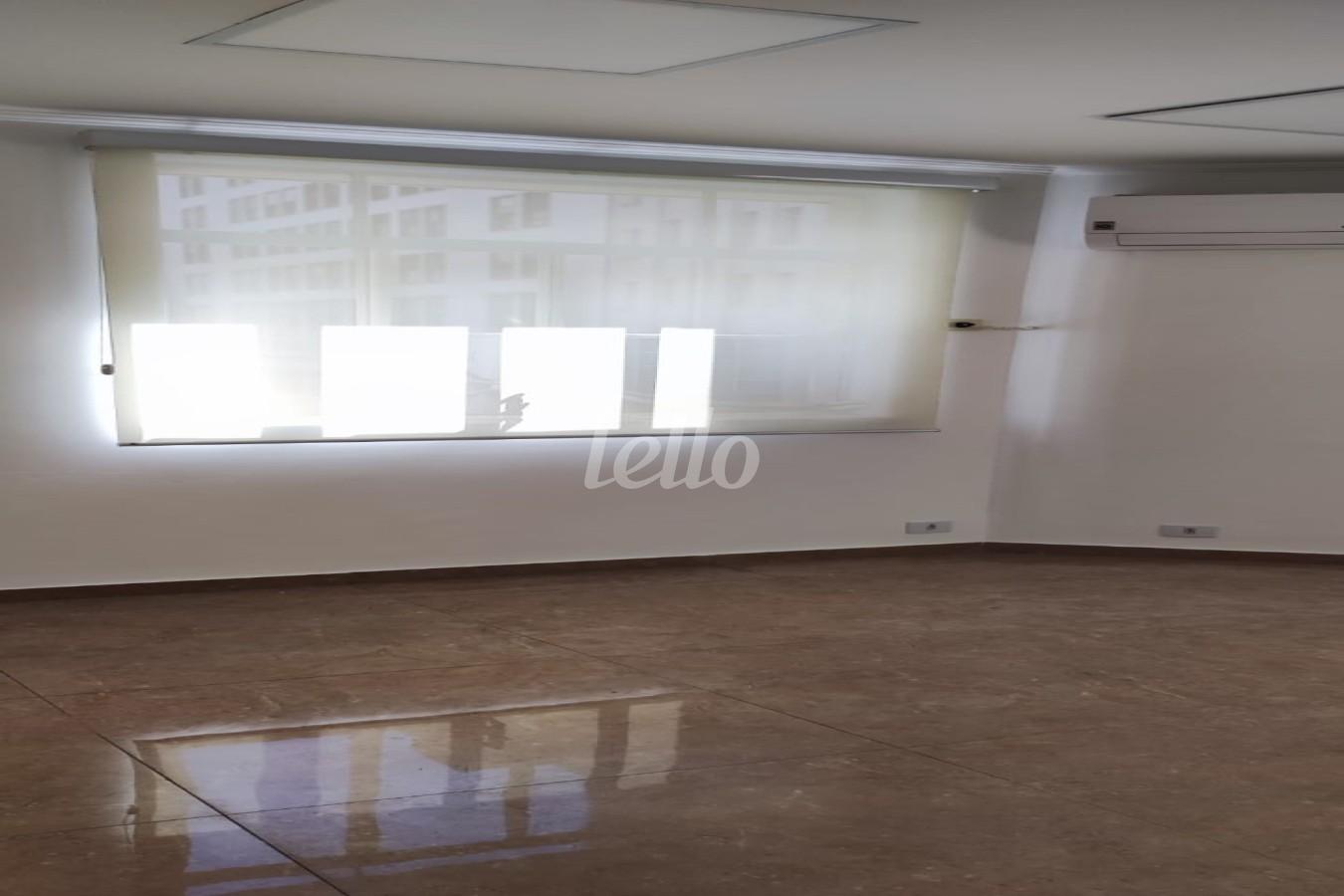 SALA de Sala / Conjunto para alugar, Padrão com 43 m², e em República - São Paulo