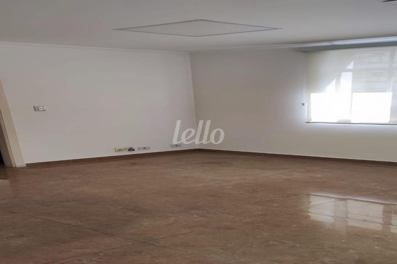 SALA de Sala / Conjunto para alugar, Padrão com 43 m², e em República - São Paulo