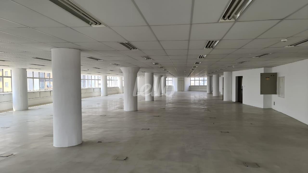 ANDAR de Sala / Conjunto para alugar, Padrão com 840 m², e em República - São Paulo