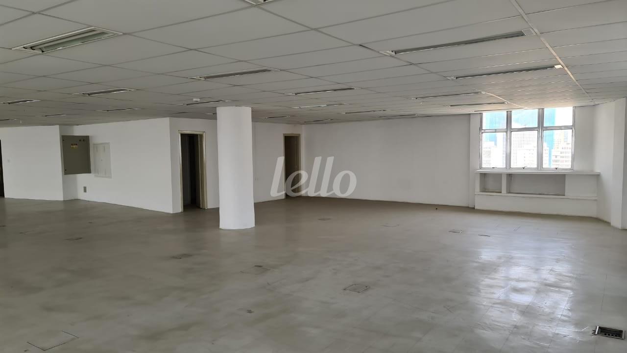 ANDAR de Sala / Conjunto para alugar, Padrão com 840 m², e em República - São Paulo