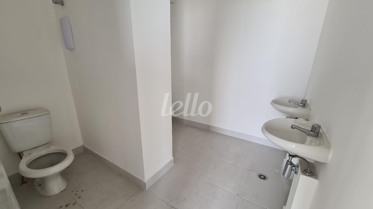 BANHEIROS de Sala / Conjunto para alugar, Padrão com 238 m², e 9 vagas em Liberdade - São Paulo