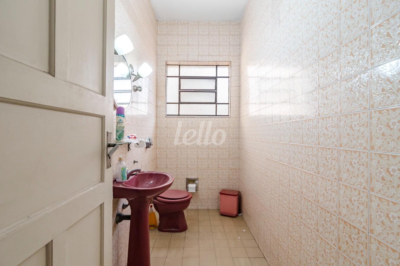 LAVABO de Casa à venda, sobrado com 300 m², 5 quartos e 8 vagas em Pinheiros - São Paulo