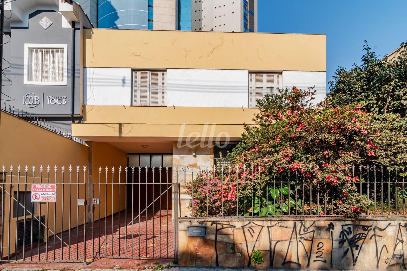 FACHADA de Casa à venda, sobrado com 300 m², 5 quartos e 8 vagas em Pinheiros - São Paulo