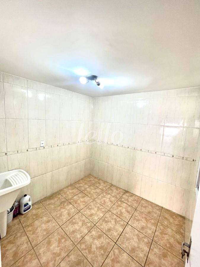 ÁREA DE SERVIÇO COBERTA de Casa à venda, sobrado com 280 m², 3 quartos e 6 vagas em Vila Mazzei - São Paulo