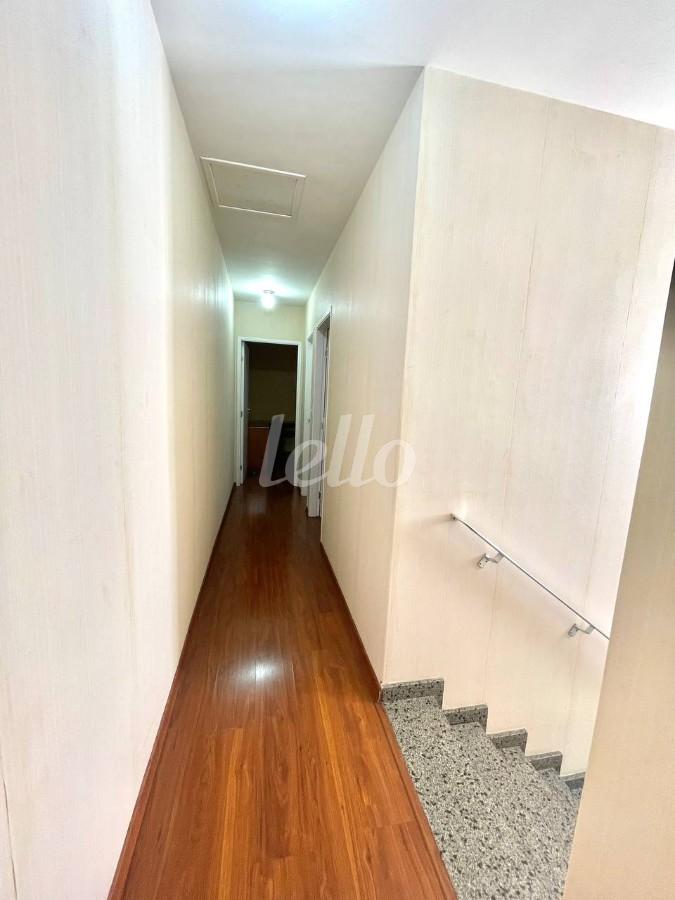 CORREDOR DOS QUARTOS de Casa à venda, sobrado com 280 m², 3 quartos e 6 vagas em Vila Mazzei - São Paulo