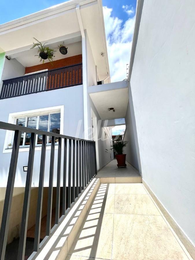 CORREDOR DE ENTRADA LATERAL de Casa à venda, sobrado com 280 m², 3 quartos e 6 vagas em Vila Mazzei - São Paulo