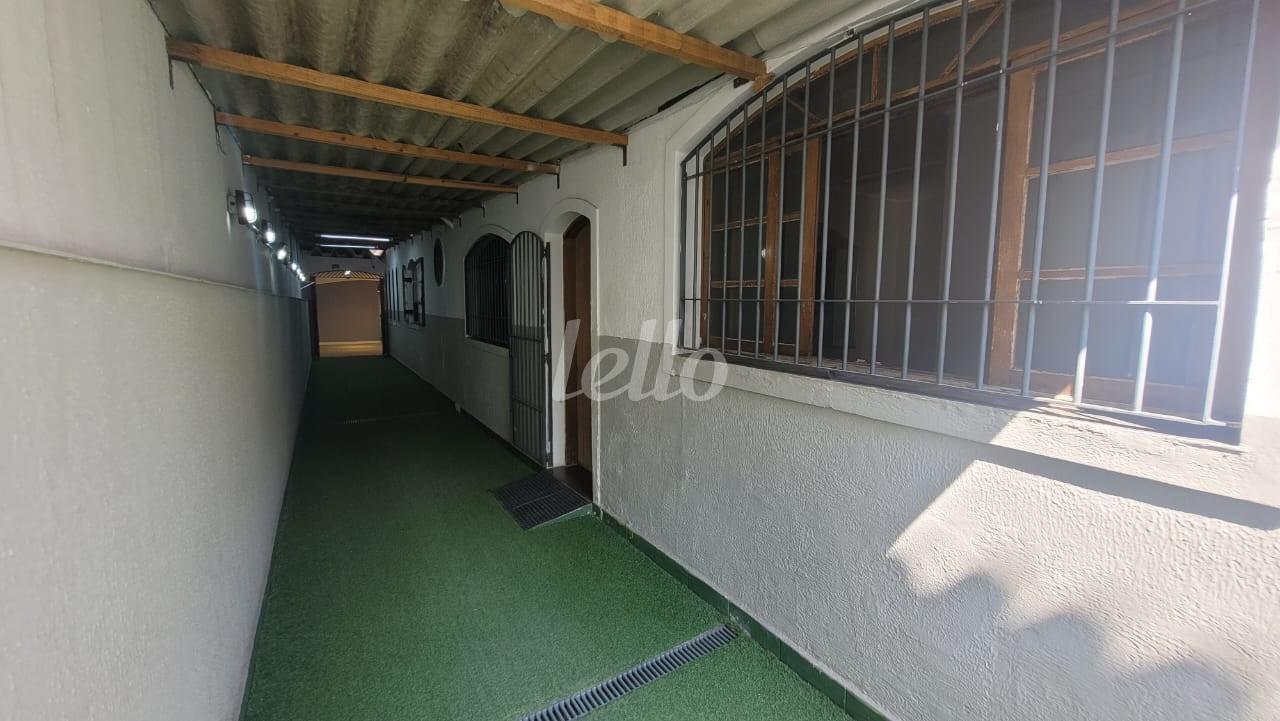 LATERAL de Casa à venda, térrea com 259 m², e em Vila Bertioga - São Paulo