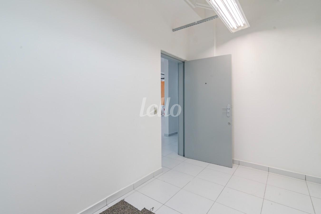 SALA de Loja para alugar, Padrão com 328 m², e 15 vagas em Vila Madalena - São Paulo