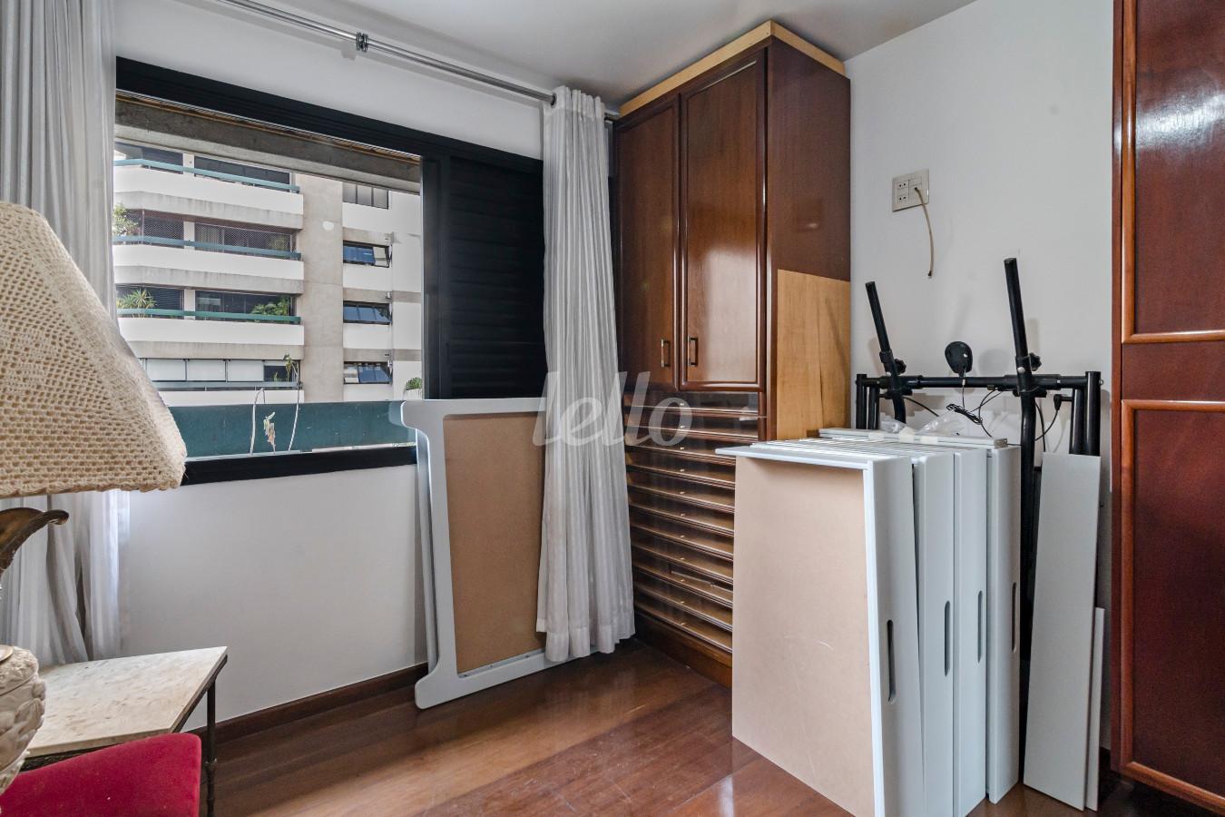 DORMITORIO de Apartamento à venda, Padrão com 150 m², 4 quartos e 3 vagas em Vila Uberabinha - São Paulo