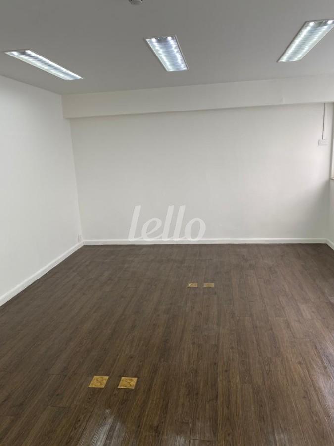 SALA de Sala / Conjunto para alugar, Padrão com 145 m², e em República - São Paulo