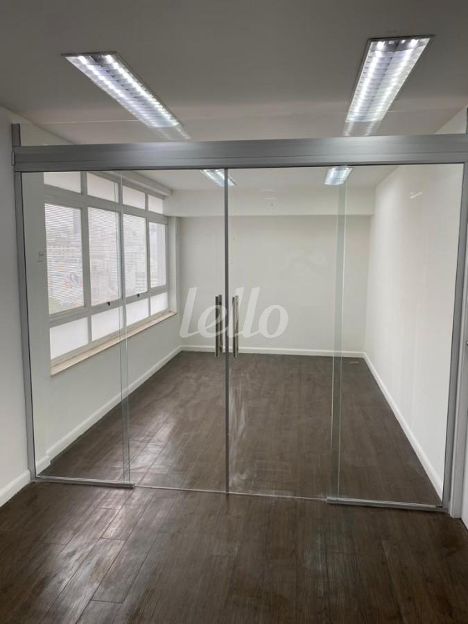 SALA de Sala / Conjunto para alugar, Padrão com 145 m², e em República - São Paulo