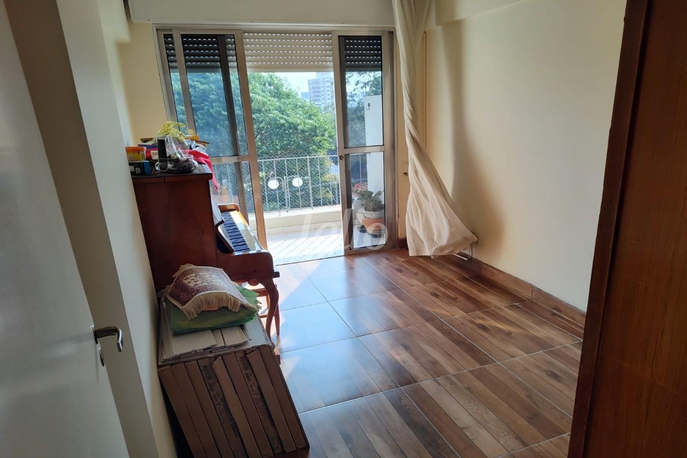 DORMITÓRIO COM SACADA de Apartamento à venda, Padrão com 102 m², 3 quartos e 1 vaga em Parque da Mooca - São Paulo