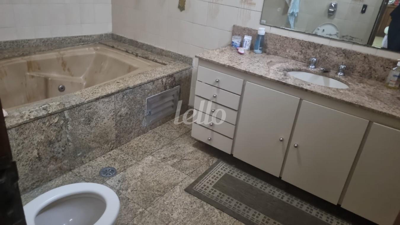 BANHEIRO de Casa à venda, sobrado com 304 m², 6 quartos e 8 vagas em Vila Carrão - São Paulo