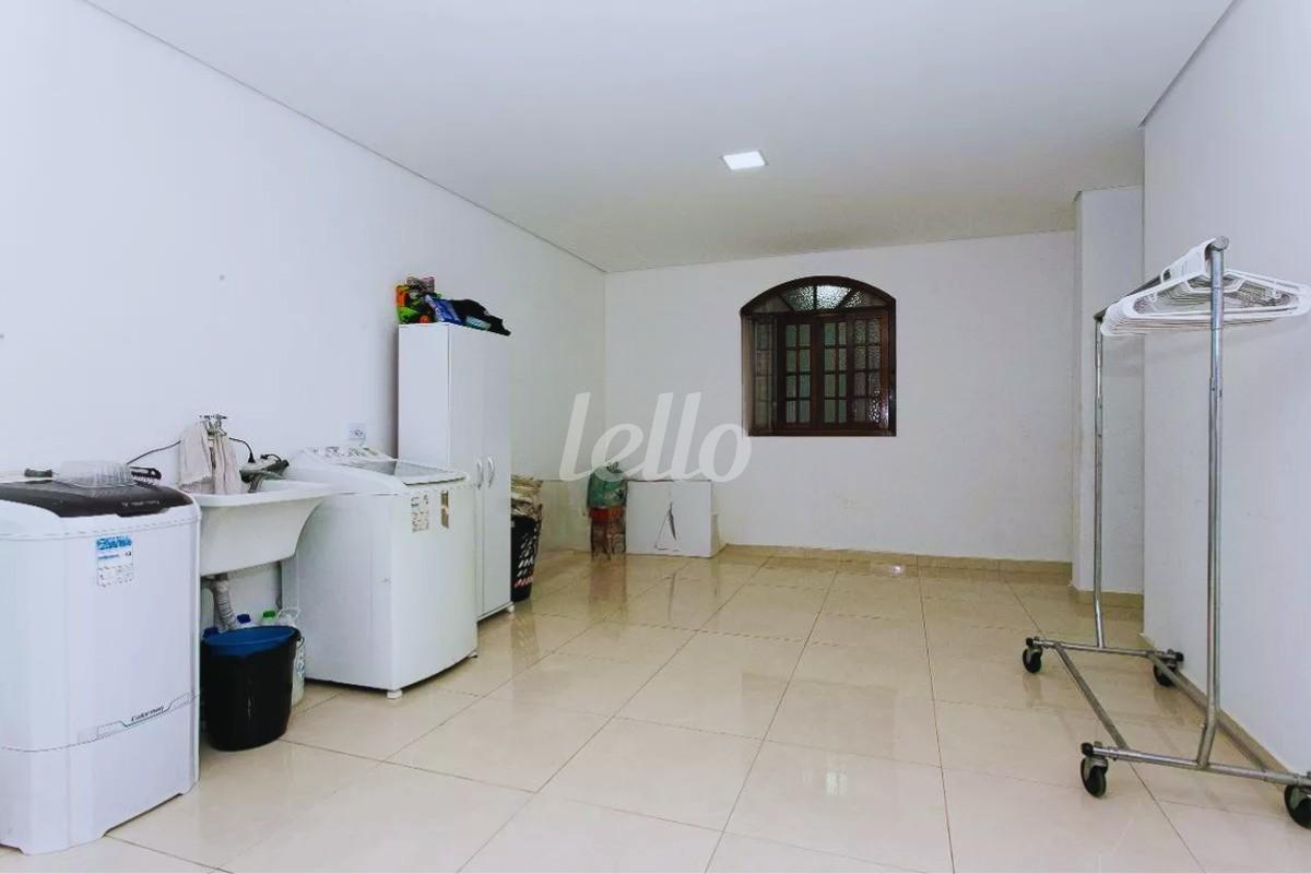 AREA DE SERVIÇO de Casa para alugar, sobrado com 210 m², 6 quartos e 3 vagas em Vila Mafra - São Paulo