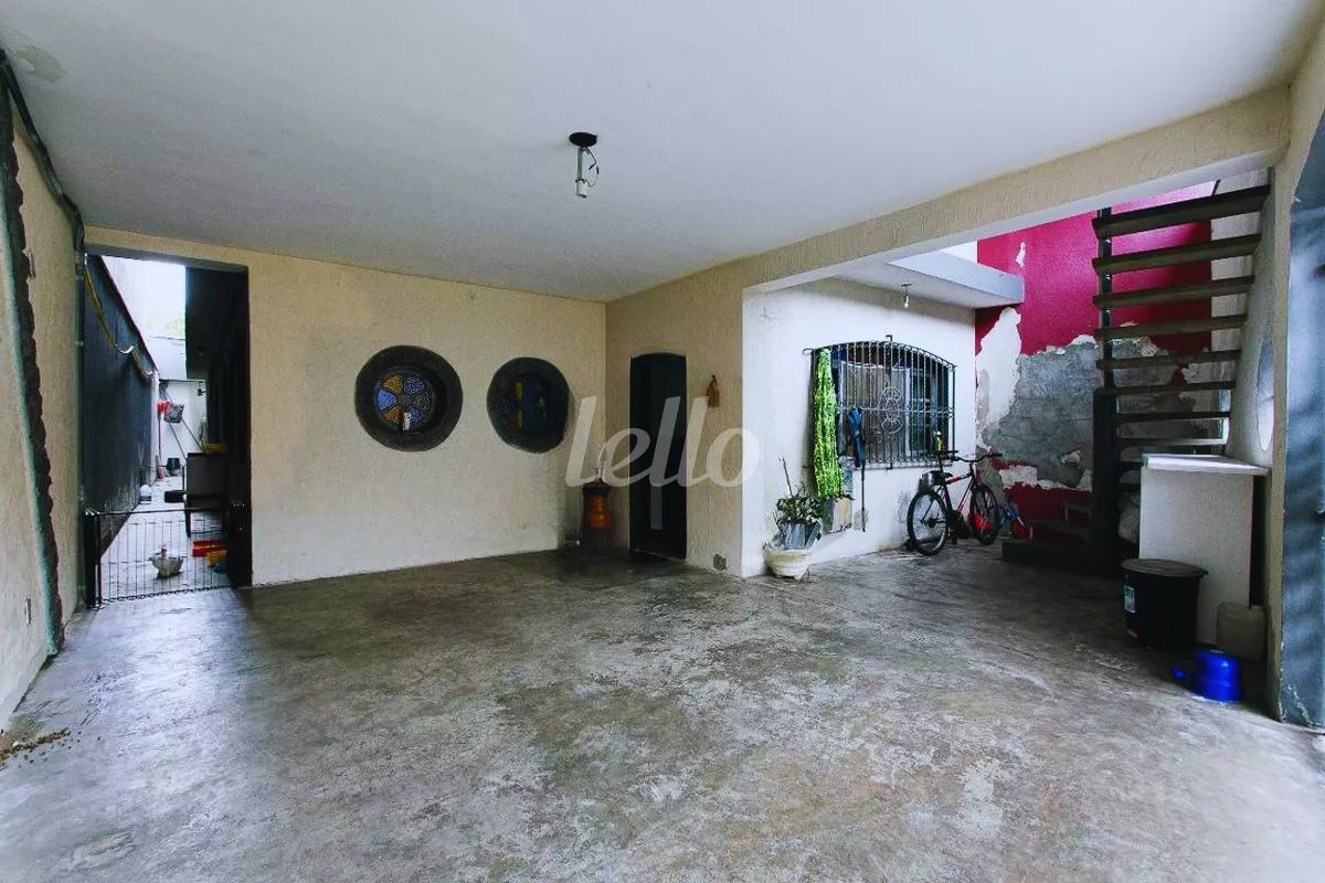 QUINTAL de Casa para alugar, sobrado com 210 m², 6 quartos e 3 vagas em Vila Mafra - São Paulo