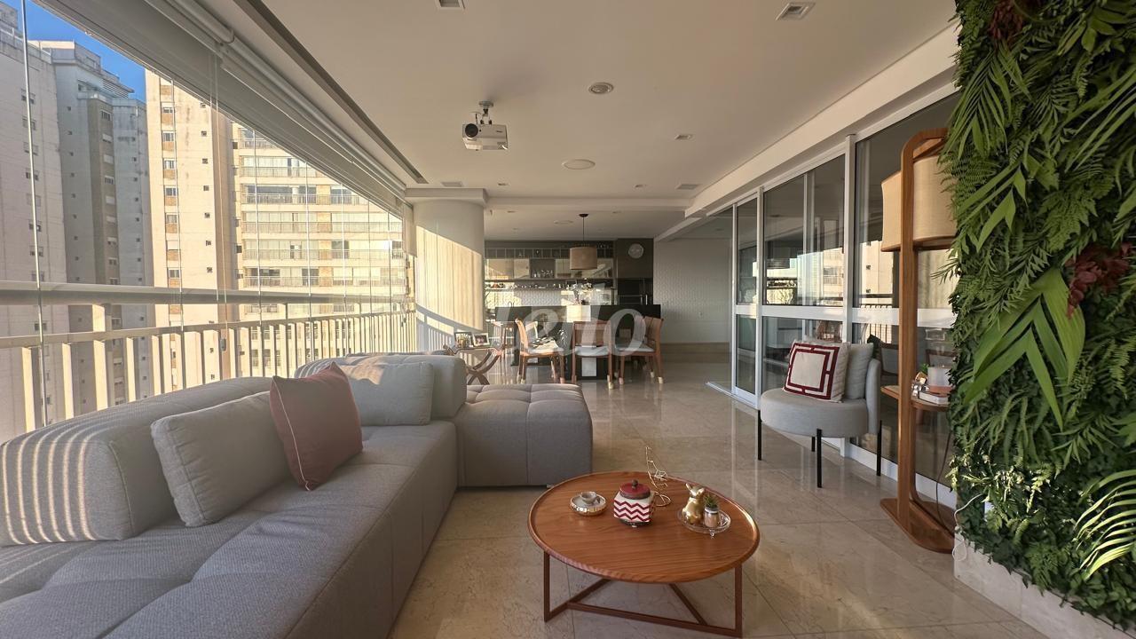 VARANDA GOURMET de Apartamento à venda, Padrão com 250 m², 3 quartos e 4 vagas em Ch Santo Antônio (ZL) - São Paulo