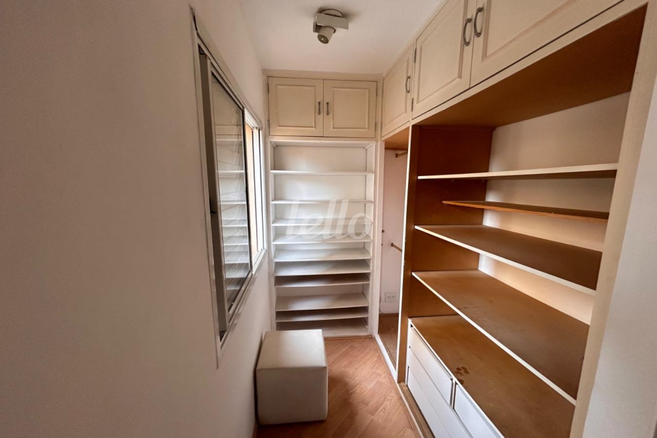 CLOSET de Apartamento à venda, Padrão com 45 m², 1 quarto e 1 vaga em Pinheiros - São Paulo