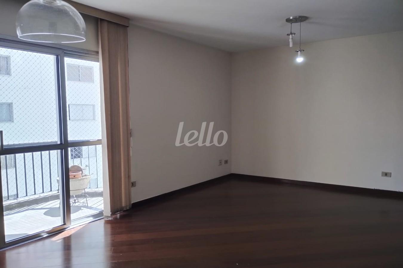 LIVING de Apartamento à venda, Padrão com 136 m², 4 quartos e 2 vagas em Vila Clementino - São Paulo