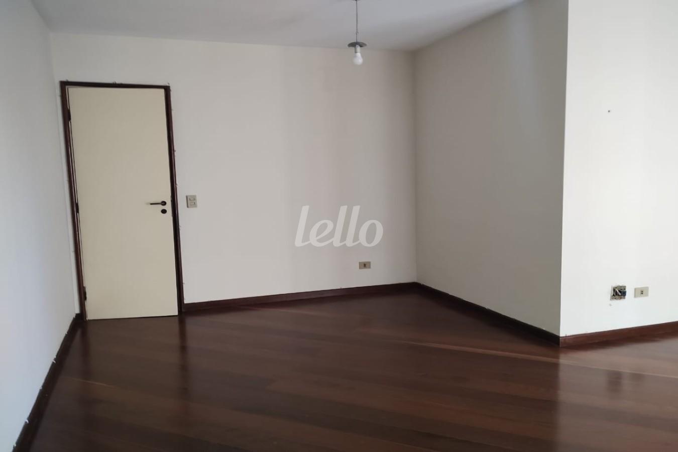 LIVING3 de Apartamento à venda, Padrão com 136 m², 4 quartos e 2 vagas em Vila Clementino - São Paulo