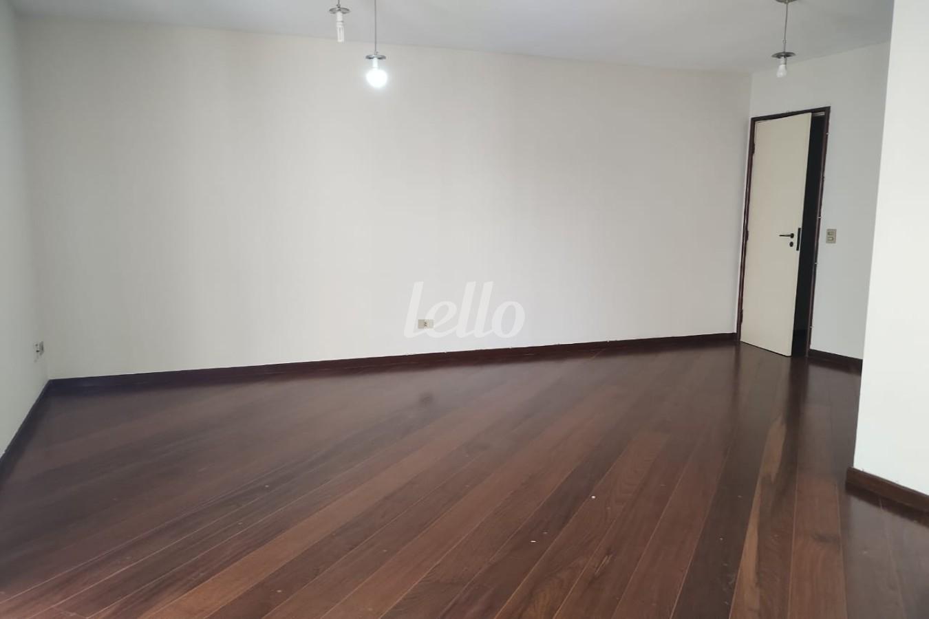 LIVING4 de Apartamento à venda, Padrão com 136 m², 4 quartos e 2 vagas em Vila Clementino - São Paulo