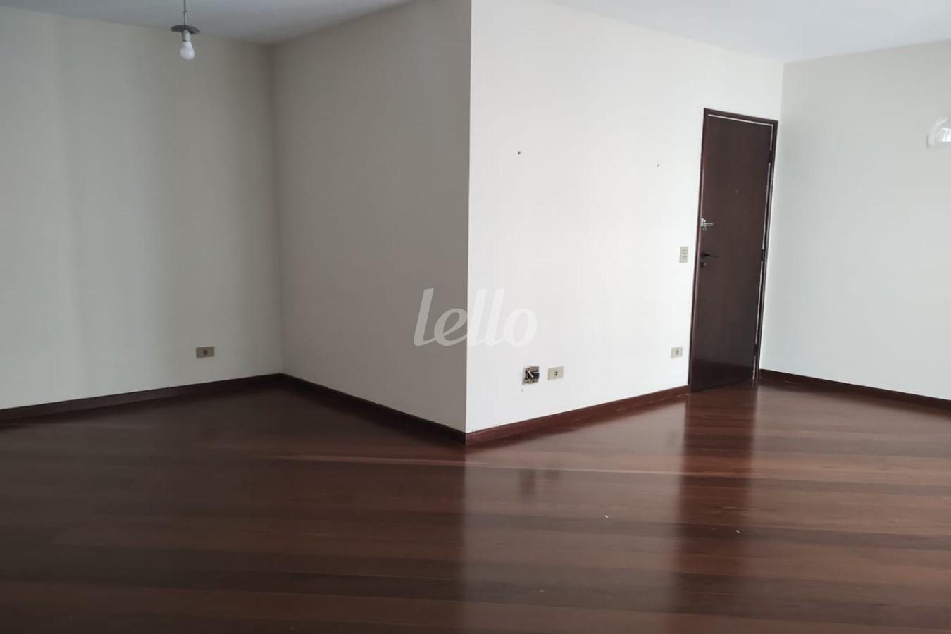 LIVING6 de Apartamento à venda, Padrão com 136 m², 4 quartos e 2 vagas em Vila Clementino - São Paulo