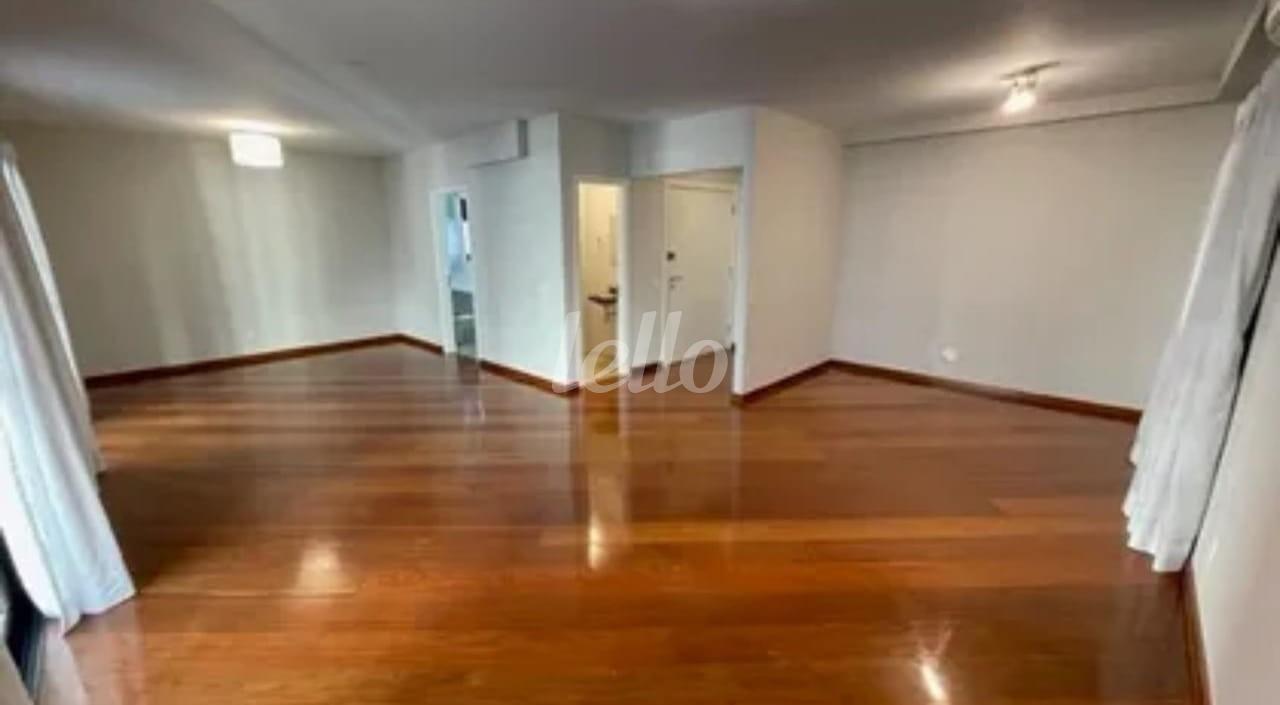 LIVING de Apartamento à venda, Padrão com 167 m², 3 quartos e 4 vagas em Vila Uberabinha - São Paulo