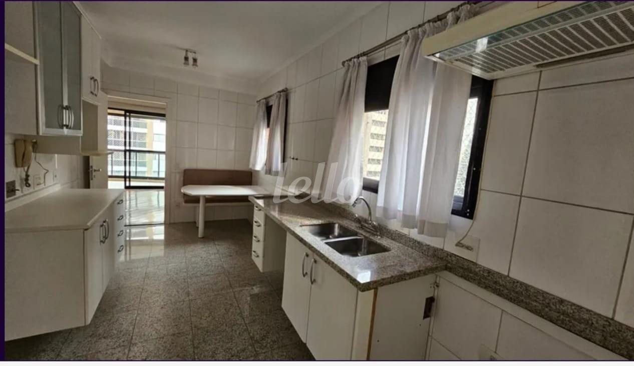 COZINHA de Apartamento à venda, Padrão com 167 m², 3 quartos e 4 vagas em Vila Uberabinha - São Paulo