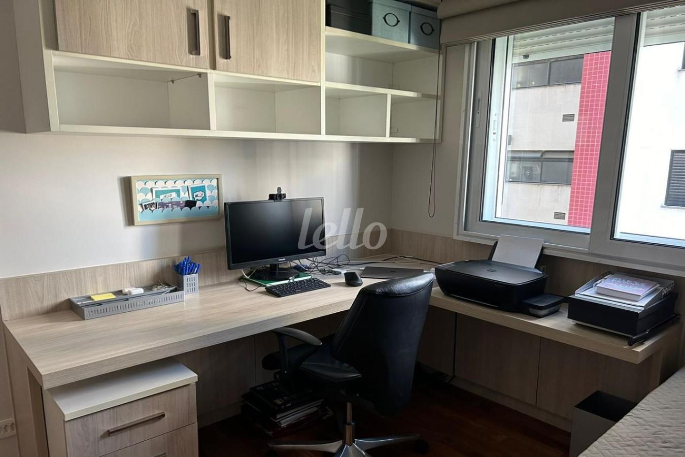 ESCRITÓRIO de Apartamento à venda, Padrão com 131 m², 3 quartos e 3 vagas em Pinheiros - São Paulo