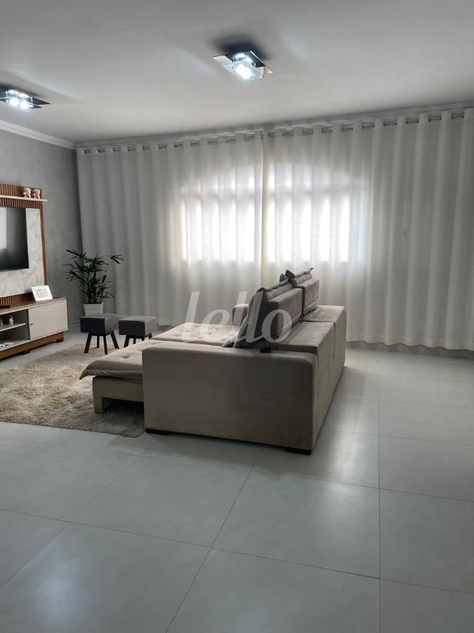 SALA DE ESTAR de Casa à venda, sobrado com 263 m², 3 quartos e 4 vagas em Jardim Rina - Santo André