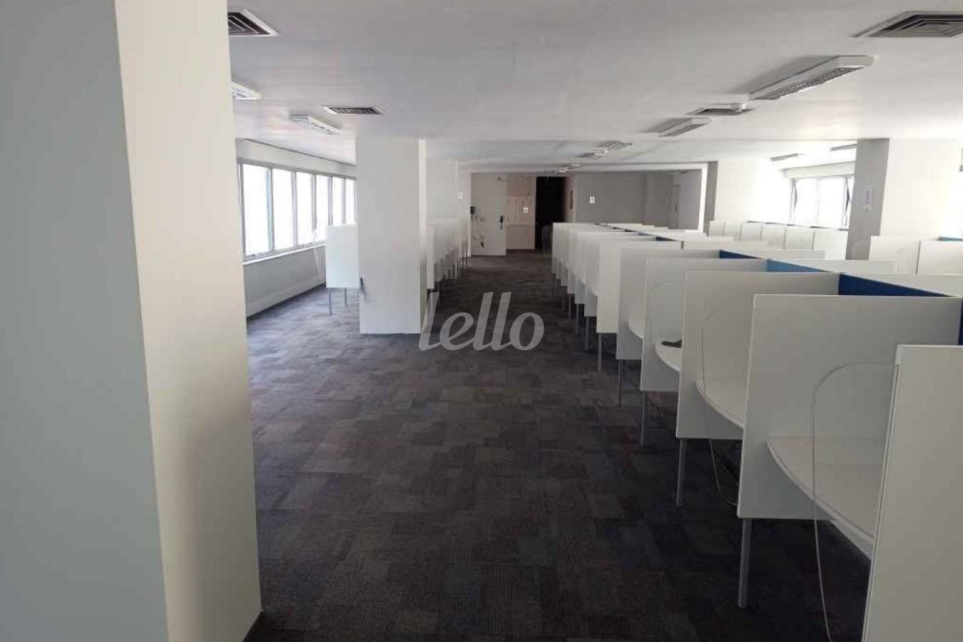 SALA de Sala / Conjunto para alugar, Padrão com 380 m², e 1 vaga em República - São Paulo