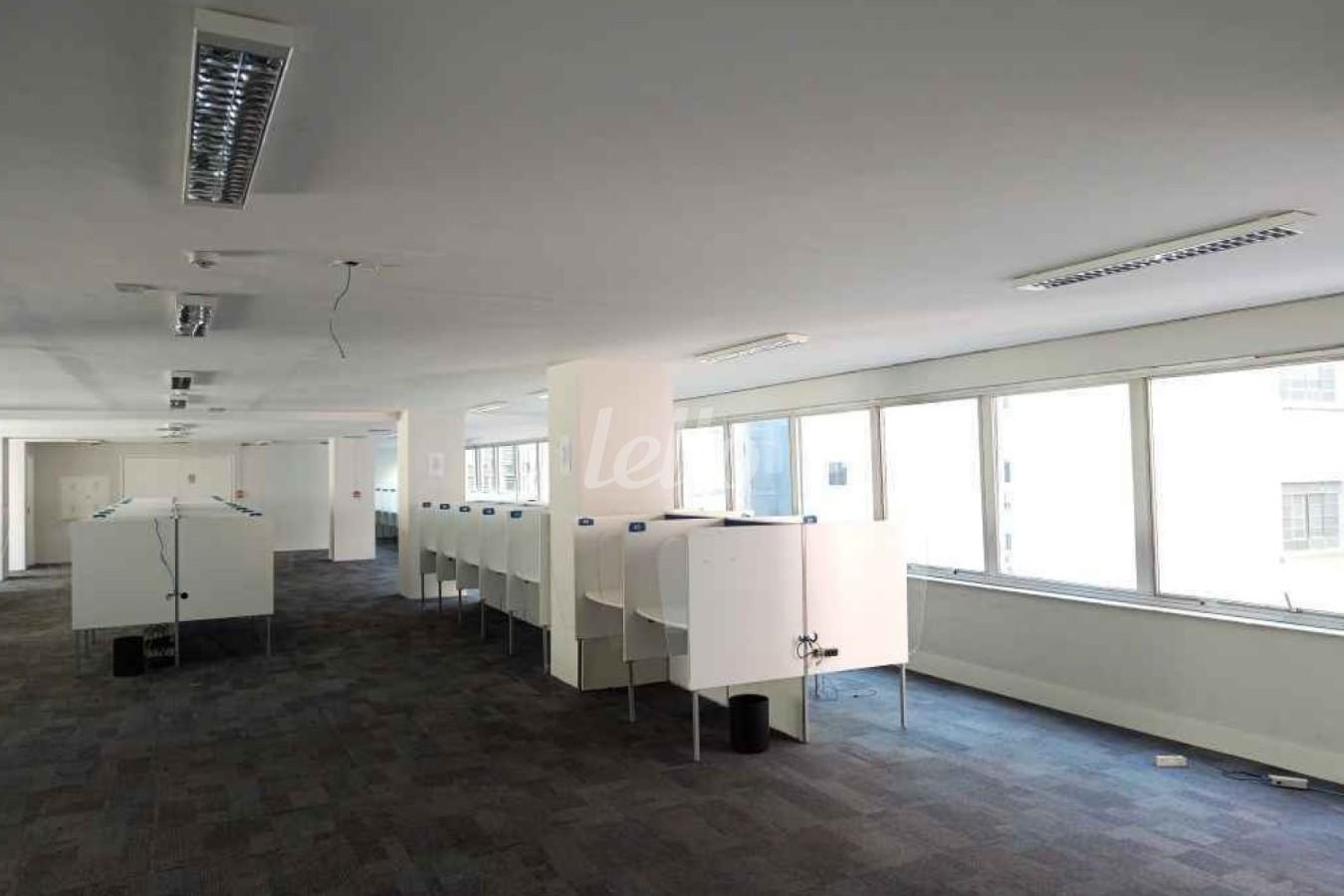 SALA de Sala / Conjunto para alugar, Padrão com 380 m², e 1 vaga em República - São Paulo