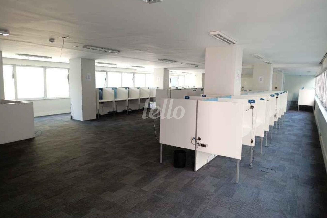 SALA de Sala / Conjunto para alugar, Padrão com 380 m², e 1 vaga em República - São Paulo