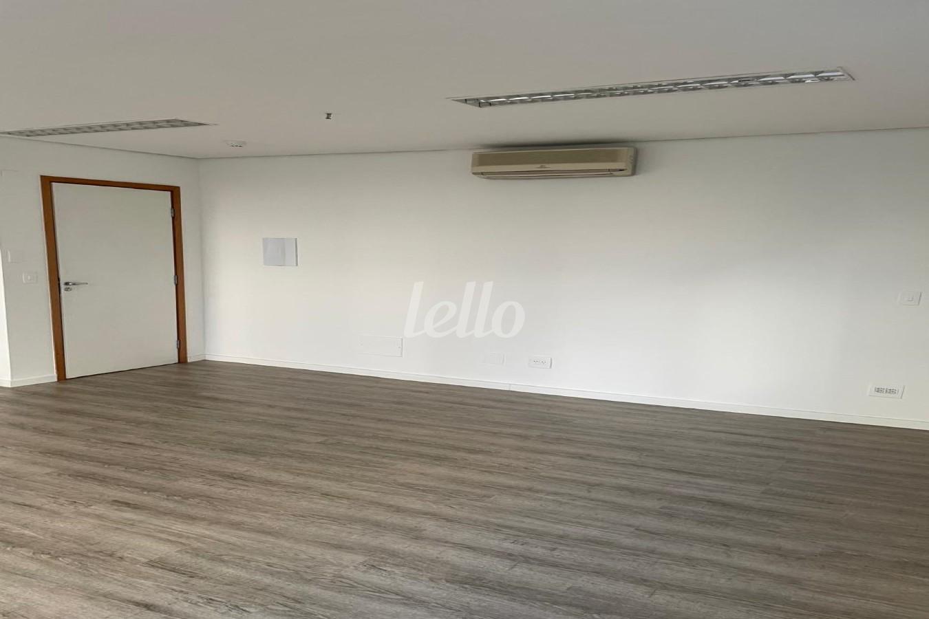 SALA de Sala / Conjunto para alugar, Padrão com 30 m², e 1 vaga em Vila Uberabinha - São Paulo