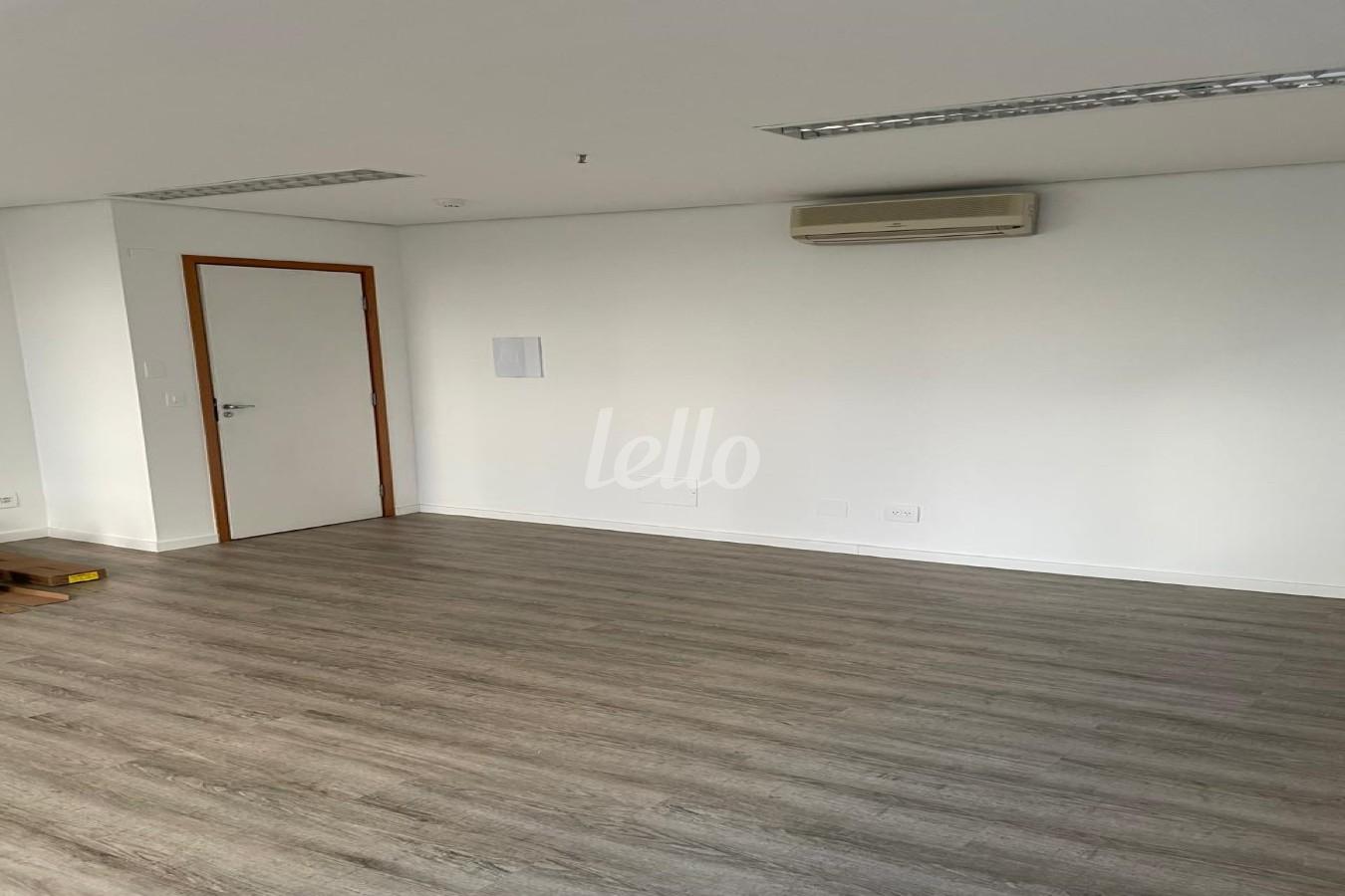 SALA de Sala / Conjunto para alugar, Padrão com 30 m², e 1 vaga em Vila Uberabinha - São Paulo