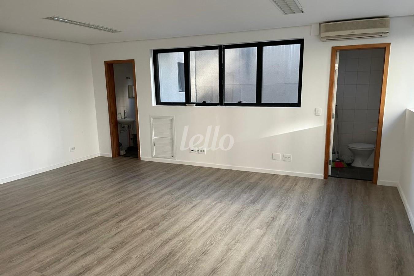 SALA de Sala / Conjunto para alugar, Padrão com 30 m², e 1 vaga em Vila Uberabinha - São Paulo