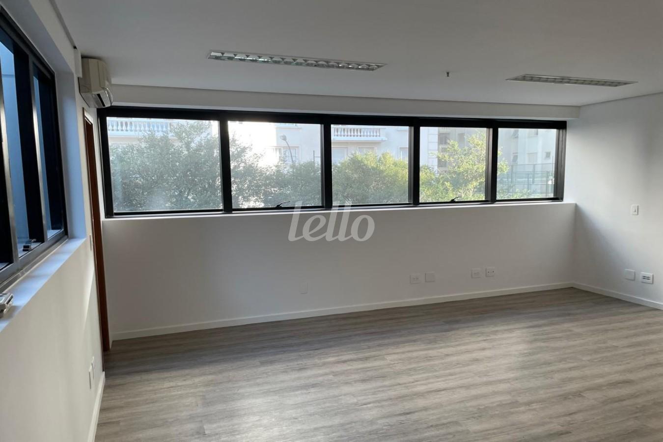 SALA de Sala / Conjunto para alugar, Padrão com 30 m², e 1 vaga em Vila Uberabinha - São Paulo