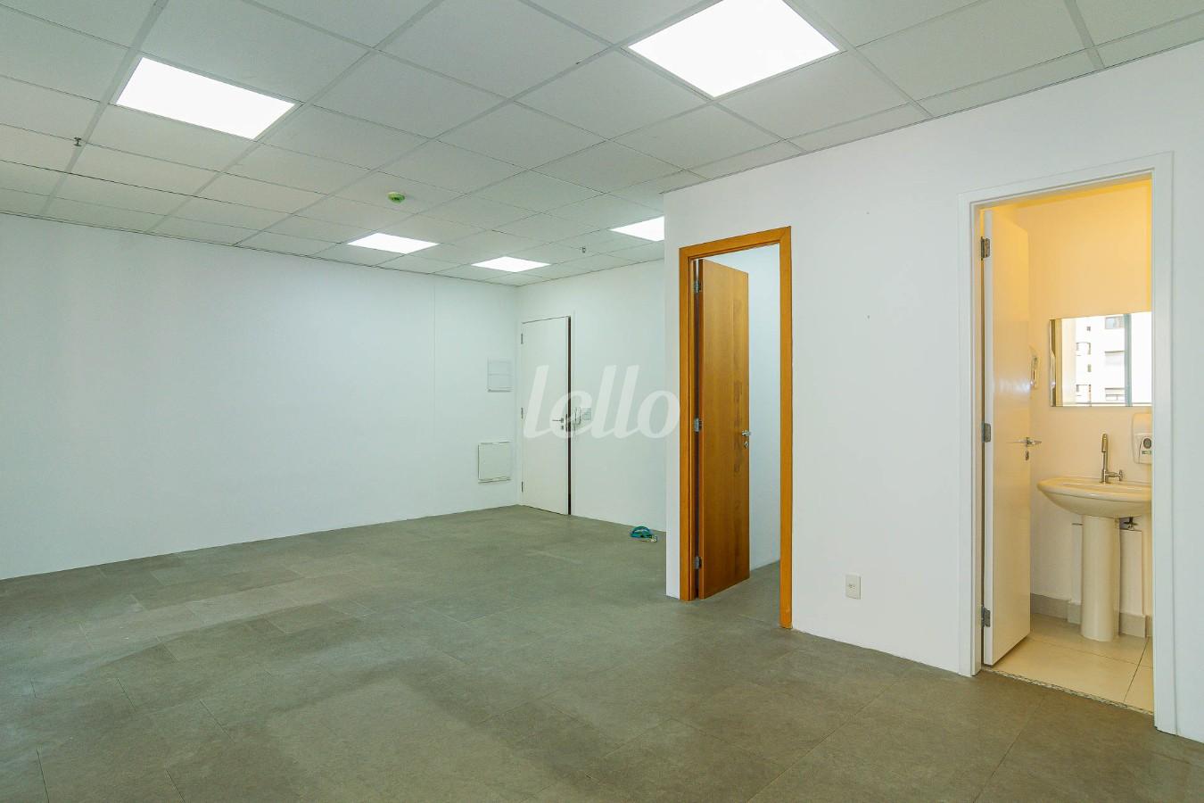 SALA de Sala / Conjunto para alugar, Padrão com 43 m², e 1 vaga em Vila Nova Conceição - São Paulo