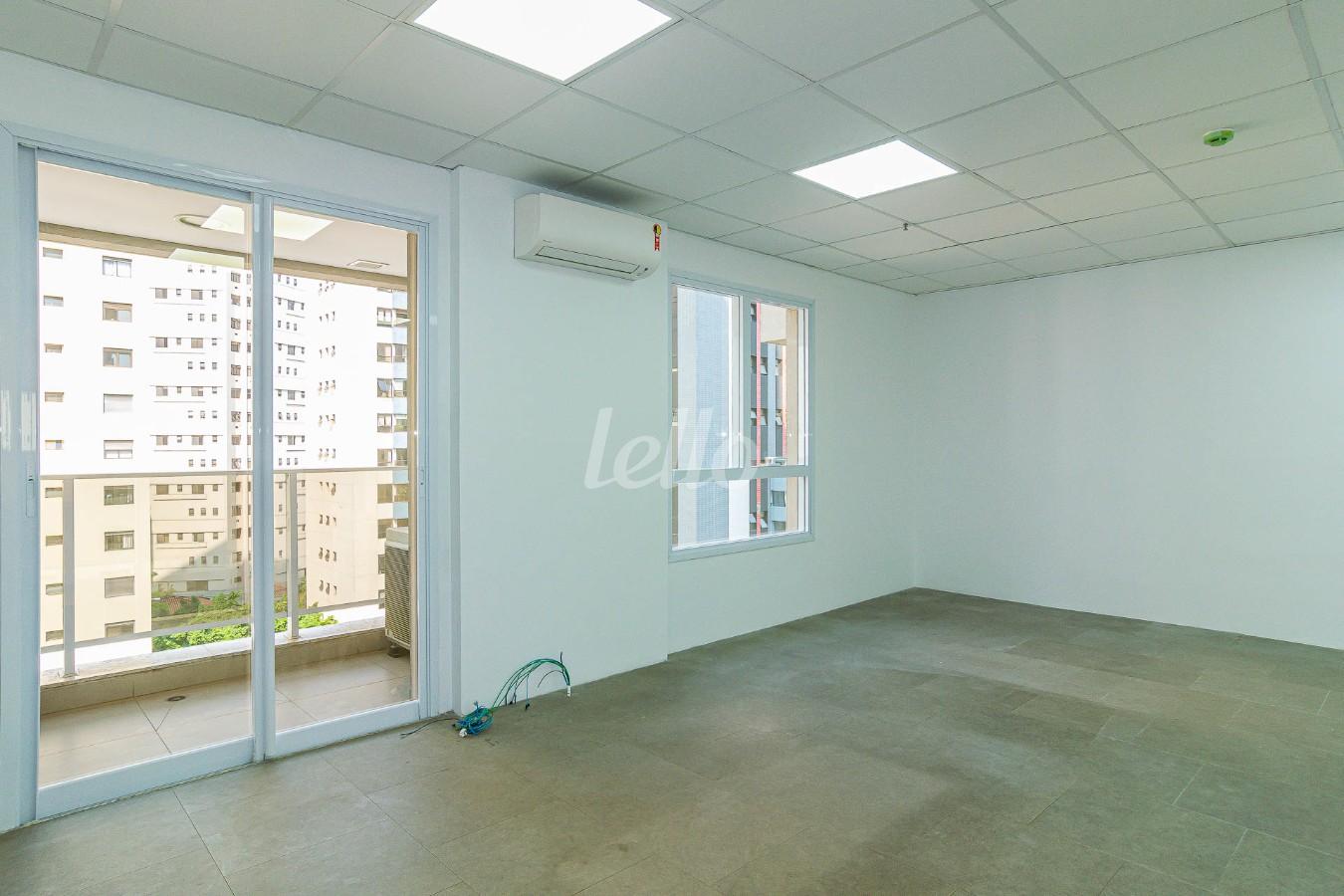 SALA de Sala / Conjunto para alugar, Padrão com 43 m², e 1 vaga em Vila Nova Conceição - São Paulo