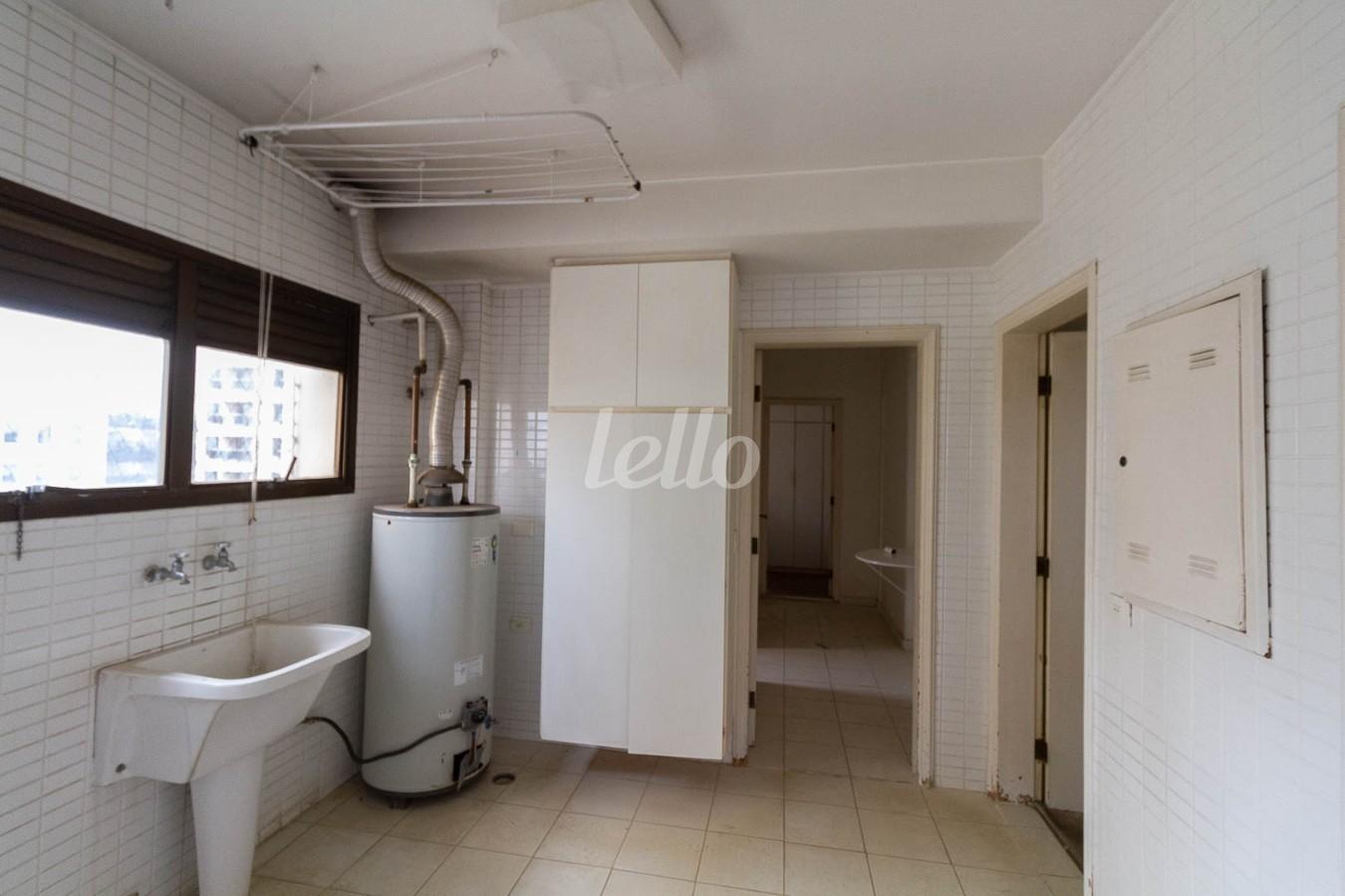 AREA DE SERVIÇO de Apartamento para alugar, Padrão com 275 m², 4 quartos e 3 vagas em Vila Nova Conceição - São Paulo