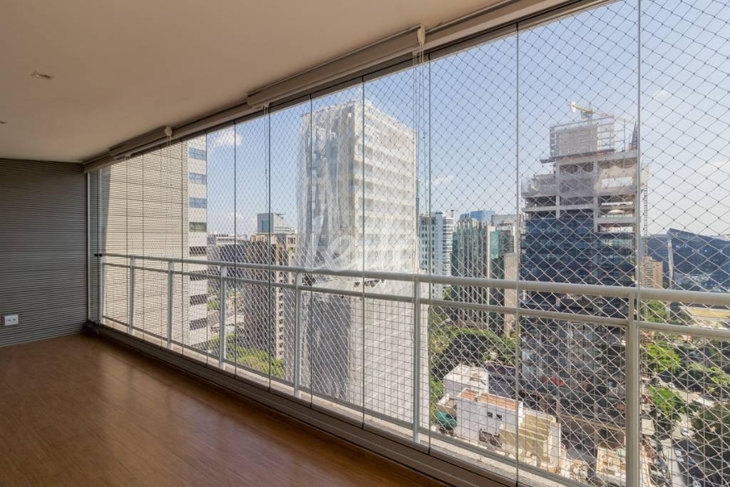 VARANDA de Apartamento para alugar, Padrão com 169 m², 2 quartos e 3 vagas em Itaim Bibi - São Paulo