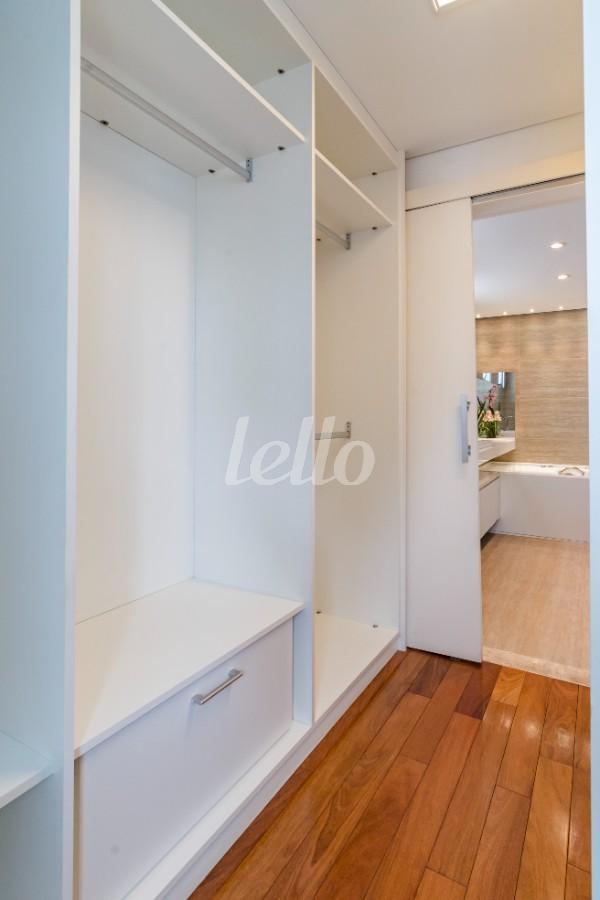 CLOSET de Apartamento à venda, Padrão com 143 m², 2 quartos e 2 vagas em Indianópolis - São Paulo